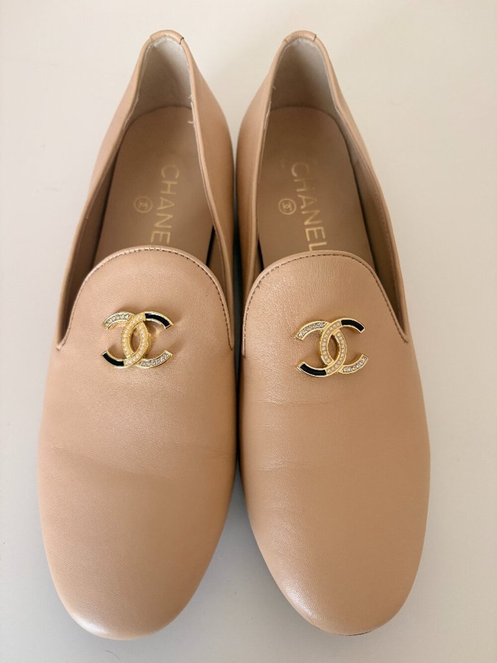 CHANEL Beige Leather CC Logo Loafers Size 40 Made in Italy